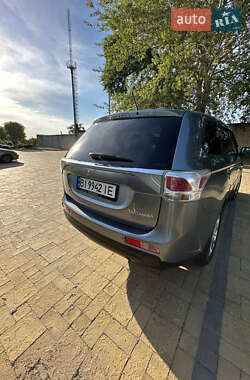Внедорожник / Кроссовер Mitsubishi Outlander 2013 в 