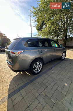Внедорожник / Кроссовер Mitsubishi Outlander 2013 в 