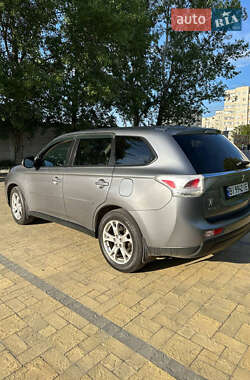 Внедорожник / Кроссовер Mitsubishi Outlander 2013 в 