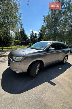 Внедорожник / Кроссовер Mitsubishi Outlander 2013 в 