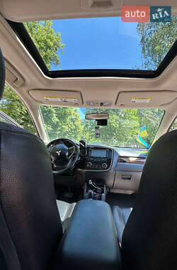 Внедорожник / Кроссовер Mitsubishi Outlander 2013 в 