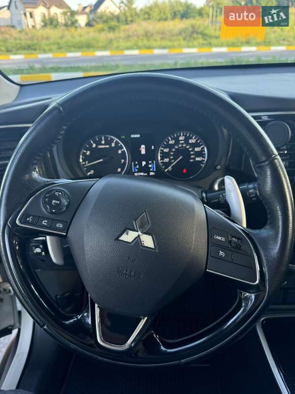 Внедорожник / Кроссовер Mitsubishi Outlander 2017 в Киеве