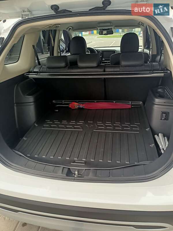 Позашляховик / Кросовер Mitsubishi Outlander 2021 в Житомирі