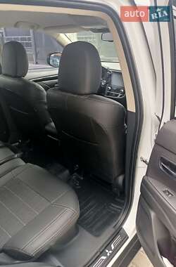 Позашляховик / Кросовер Mitsubishi Outlander 2021 в Житомирі