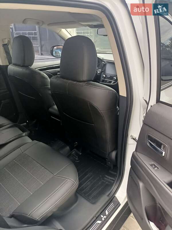 Позашляховик / Кросовер Mitsubishi Outlander 2021 в Житомирі