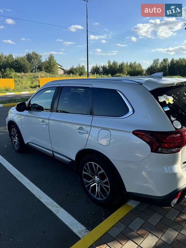 Внедорожник / Кроссовер Mitsubishi Outlander 2017 в Киеве