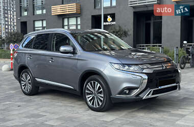 Внедорожник / Кроссовер Mitsubishi Outlander 2019 в Киеве