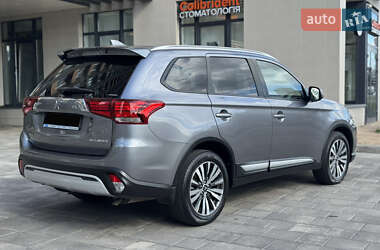 Внедорожник / Кроссовер Mitsubishi Outlander 2019 в 