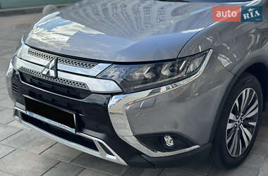 Внедорожник / Кроссовер Mitsubishi Outlander 2019 в 