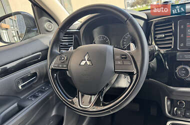 Внедорожник / Кроссовер Mitsubishi Outlander 2019 в 