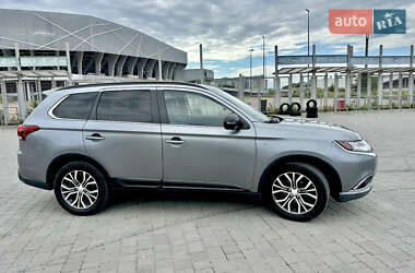 Внедорожник / Кроссовер Mitsubishi Outlander 2017 в 