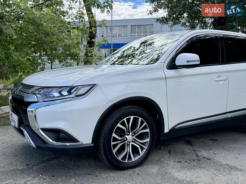 Внедорожник / Кроссовер Mitsubishi Outlander 2017 в Киеве