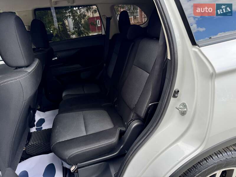 Внедорожник / Кроссовер Mitsubishi Outlander 2017 в Киеве