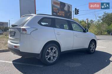 Внедорожник / Кроссовер Mitsubishi Outlander 2014 в 