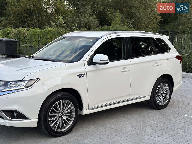 Внедорожник / Кроссовер Mitsubishi Outlander 2020 в Ровно