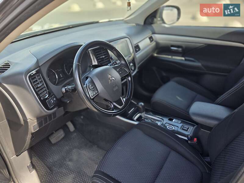 Позашляховик / Кросовер Mitsubishi Outlander 2017 в Запоріжжі