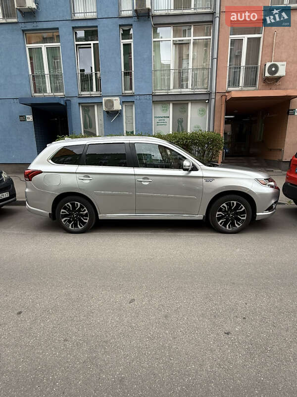 Позашляховик / Кросовер Mitsubishi Outlander 2018 в Києві