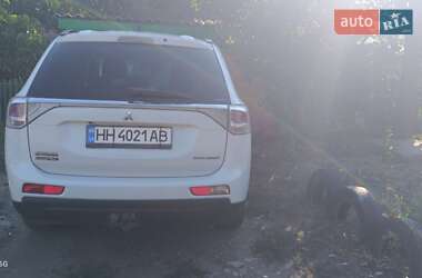 Внедорожник / Кроссовер Mitsubishi Outlander 2012 в 