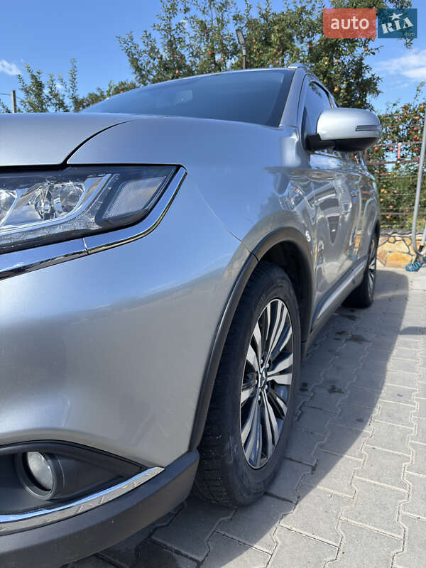Внедорожник / Кроссовер Mitsubishi Outlander 2019 в Каменец-Подольском