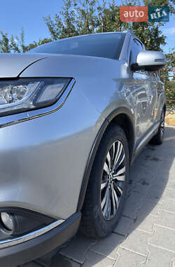 Внедорожник / Кроссовер Mitsubishi Outlander 2019 в 