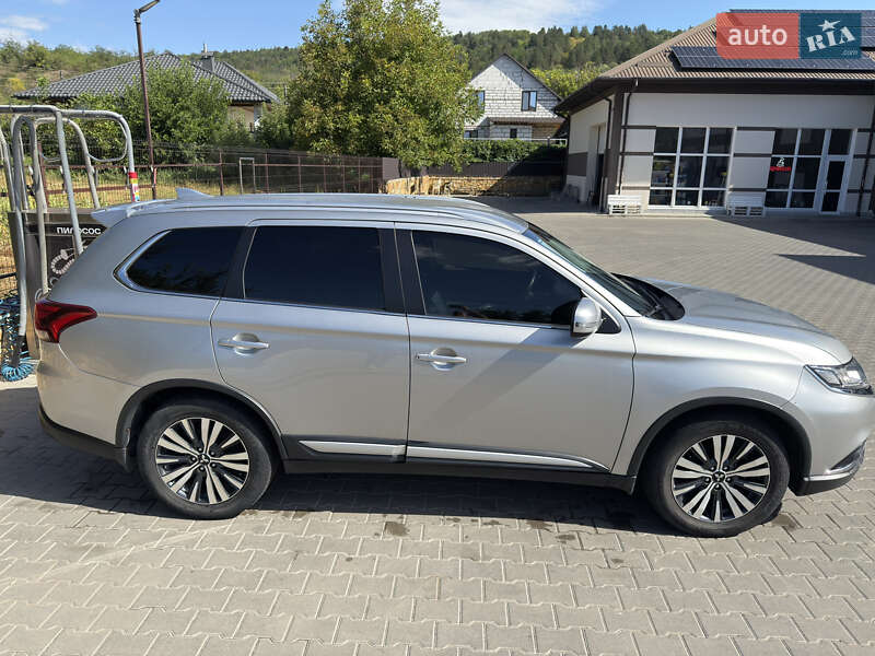 Внедорожник / Кроссовер Mitsubishi Outlander 2019 в Каменец-Подольском