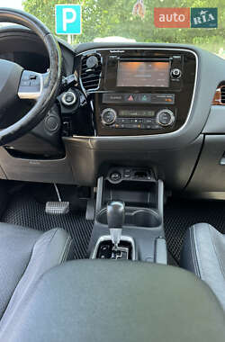 Внедорожник / Кроссовер Mitsubishi Outlander 2015 в 