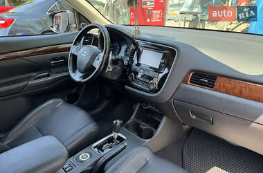 Внедорожник / Кроссовер Mitsubishi Outlander 2015 в 