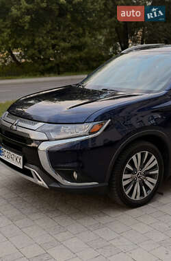 Внедорожник / Кроссовер Mitsubishi Outlander 2018 в 