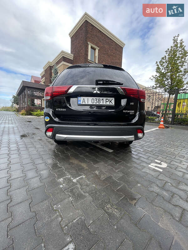 Внедорожник / Кроссовер Mitsubishi Outlander 2015 в Софиевской Борщаговке