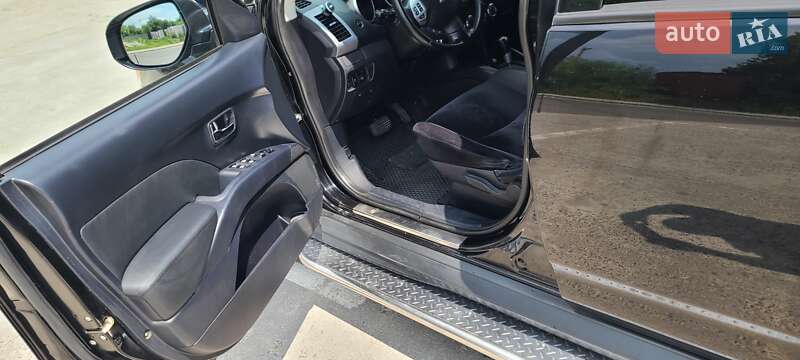 Позашляховик / Кросовер Mitsubishi Outlander 2011 в Львові фото 13 Позашляховик / Кросовер Mitsubishi Outlander 2011 в Львові