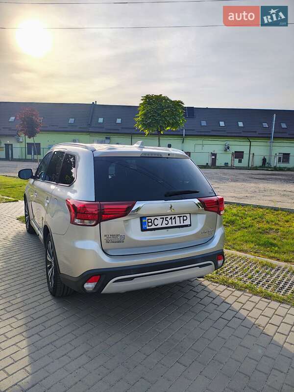 Позашляховик / Кросовер Mitsubishi Outlander 2018 в Львові