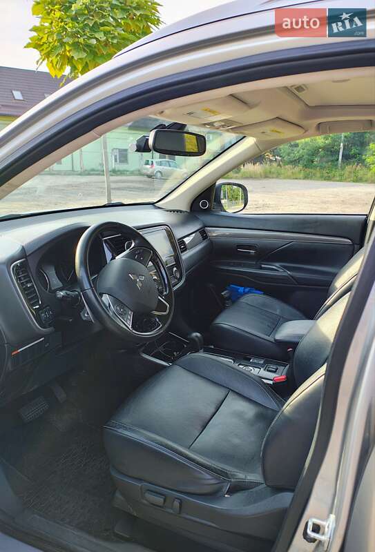 Позашляховик / Кросовер Mitsubishi Outlander 2018 в Львові