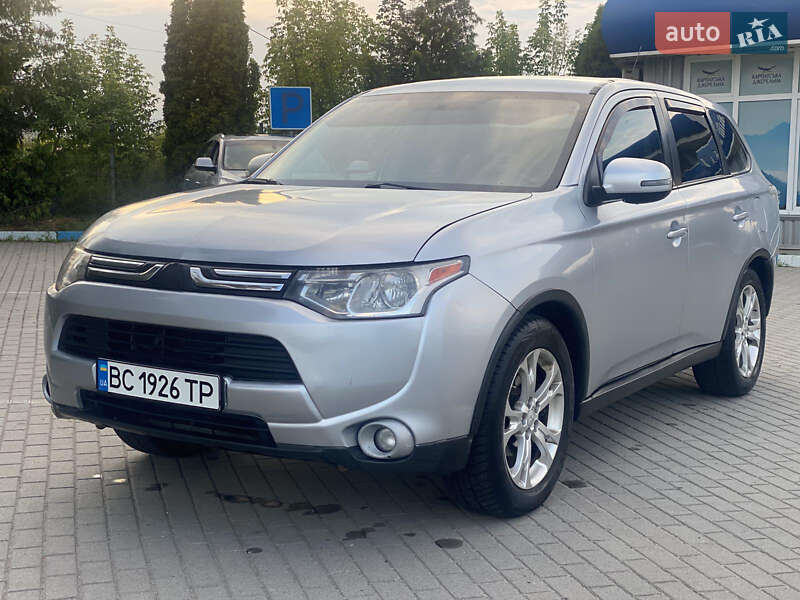 Внедорожник / Кроссовер Mitsubishi Outlander 2014 в 