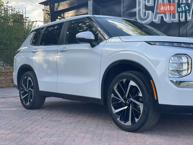 Внедорожник / Кроссовер Mitsubishi Outlander 2022 в Запорожье