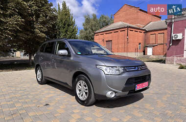 Внедорожник / Кроссовер Mitsubishi Outlander 2013 в 