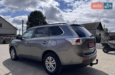 Внедорожник / Кроссовер Mitsubishi Outlander 2013 в 