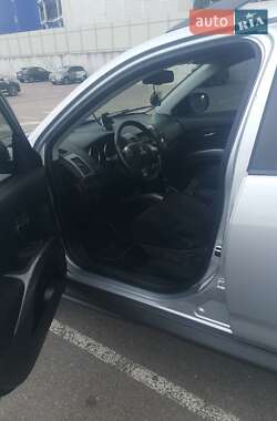 Внедорожник / Кроссовер Mitsubishi Outlander 2012 в 