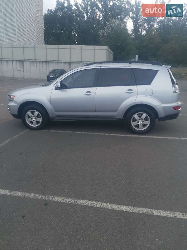 Внедорожник / Кроссовер Mitsubishi Outlander 2012 в Киеве