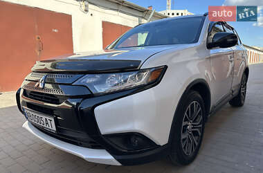 Внедорожник / Кроссовер Mitsubishi Outlander 2017 в 