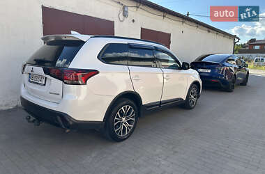 Внедорожник / Кроссовер Mitsubishi Outlander 2017 в 