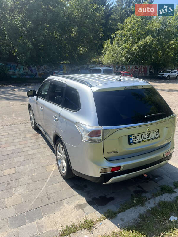 Позашляховик / Кросовер Mitsubishi Outlander 2015 в Львові
