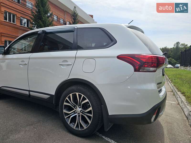 Внедорожник / Кроссовер Mitsubishi Outlander 2015 в Сумах