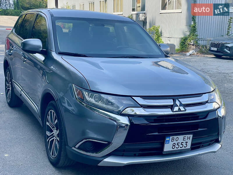 Внедорожник / Кроссовер Mitsubishi Outlander 2016 в 