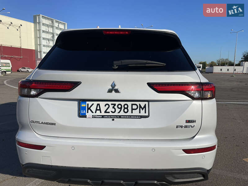 Внедорожник / Кроссовер Mitsubishi Outlander 2023 в Киеве