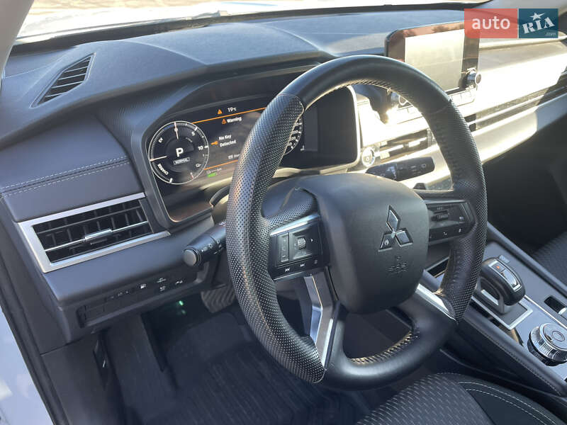 Внедорожник / Кроссовер Mitsubishi Outlander 2023 в Киеве