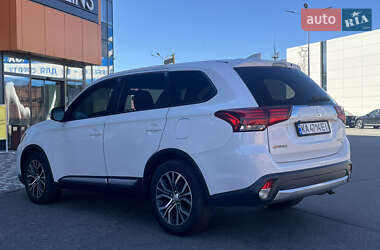 Внедорожник / Кроссовер Mitsubishi Outlander 2017 в 