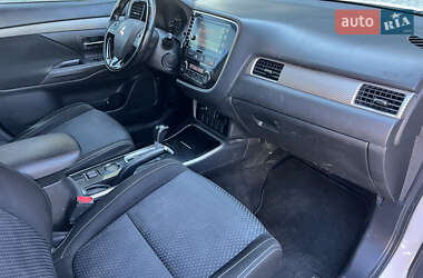 Внедорожник / Кроссовер Mitsubishi Outlander 2017 в 