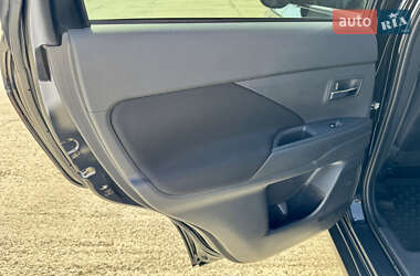 Внедорожник / Кроссовер Mitsubishi Outlander 2016 в 