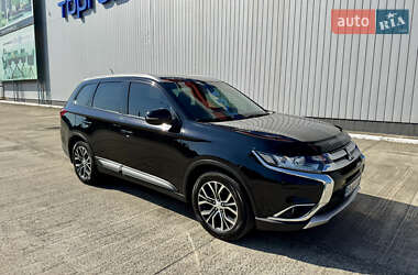 Внедорожник / Кроссовер Mitsubishi Outlander 2016 в 