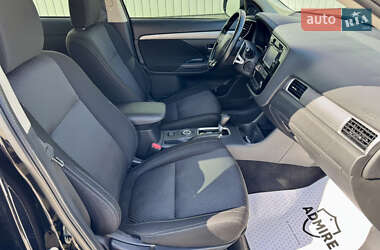 Внедорожник / Кроссовер Mitsubishi Outlander 2016 в 